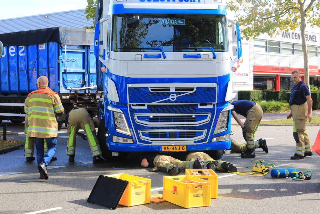 Afslaande vrachtwagen rijdt over fietsster