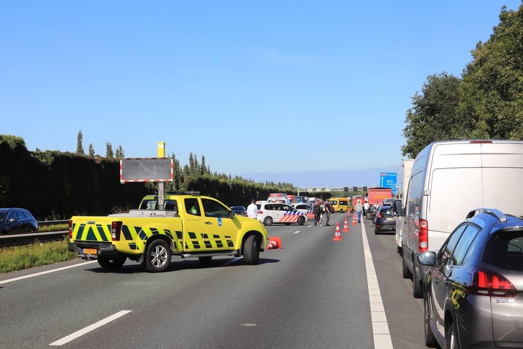 Snelweg dicht door aanrijding met meerdere voertuigen