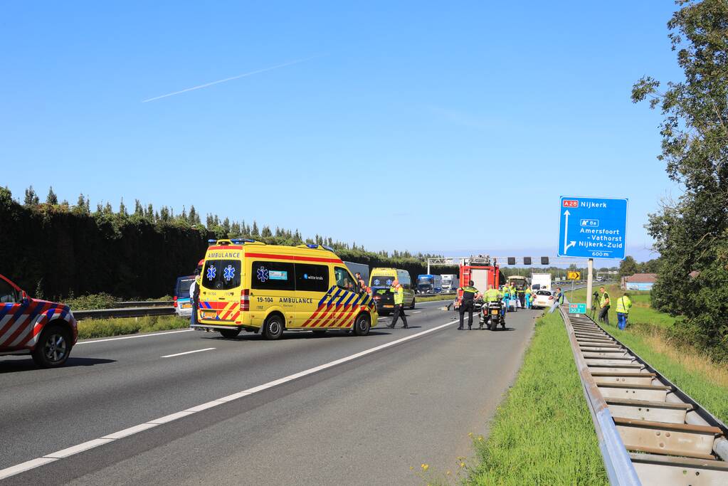 Snelweg dicht door aanrijding met meerdere voertuigen