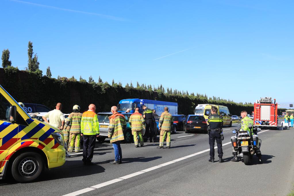 Snelweg dicht door aanrijding met meerdere voertuigen
