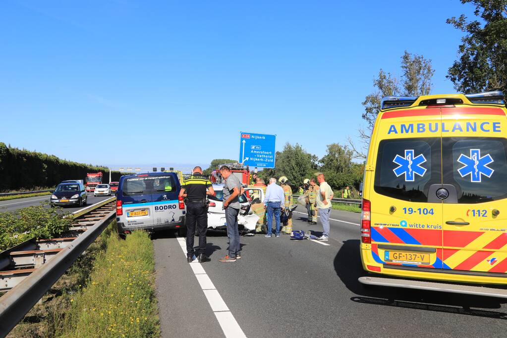 Snelweg dicht door aanrijding met meerdere voertuigen
