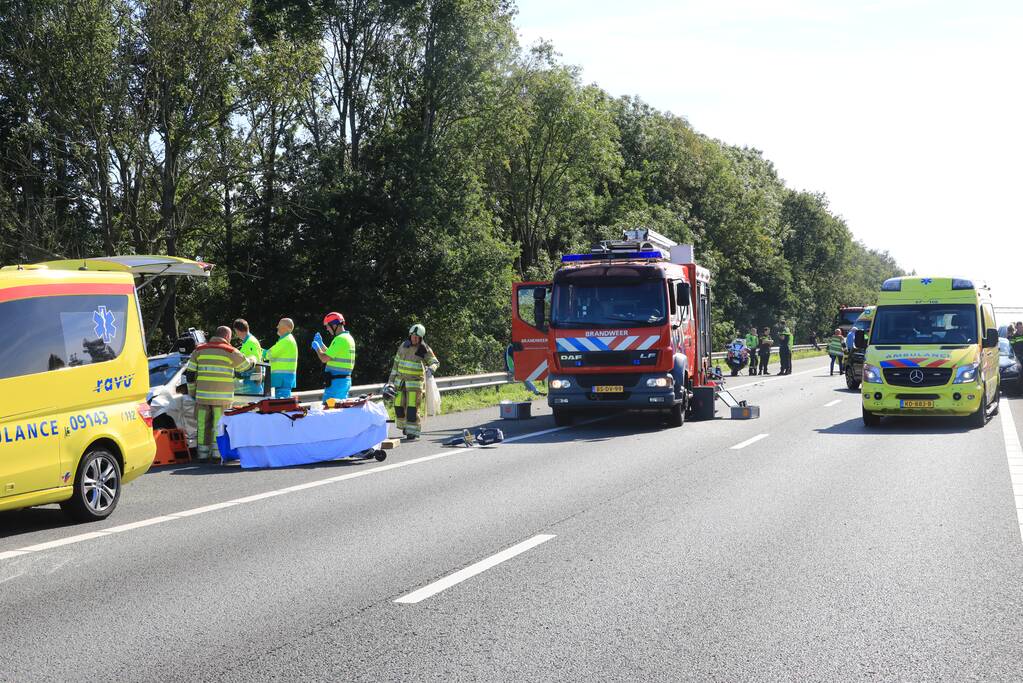 Snelweg dicht door aanrijding met meerdere voertuigen