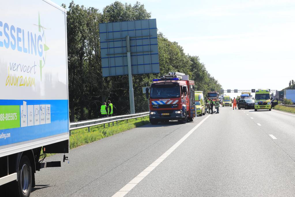 Snelweg dicht door aanrijding met meerdere voertuigen