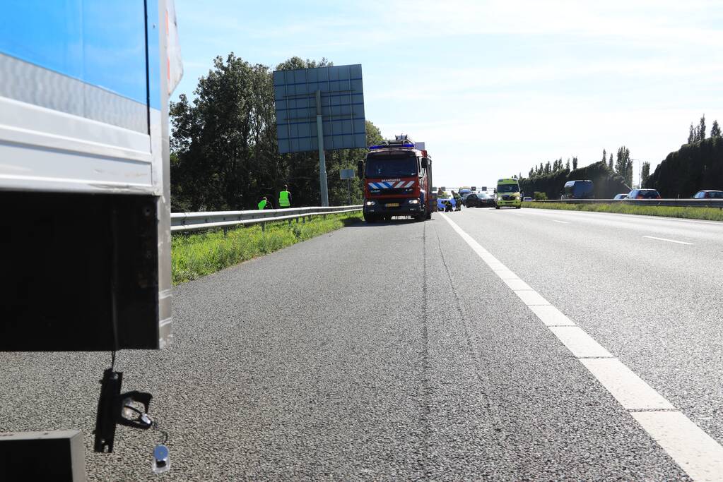 Snelweg dicht door aanrijding met meerdere voertuigen