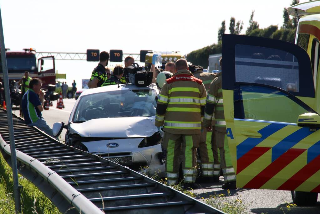Snelweg dicht door aanrijding met meerdere voertuigen