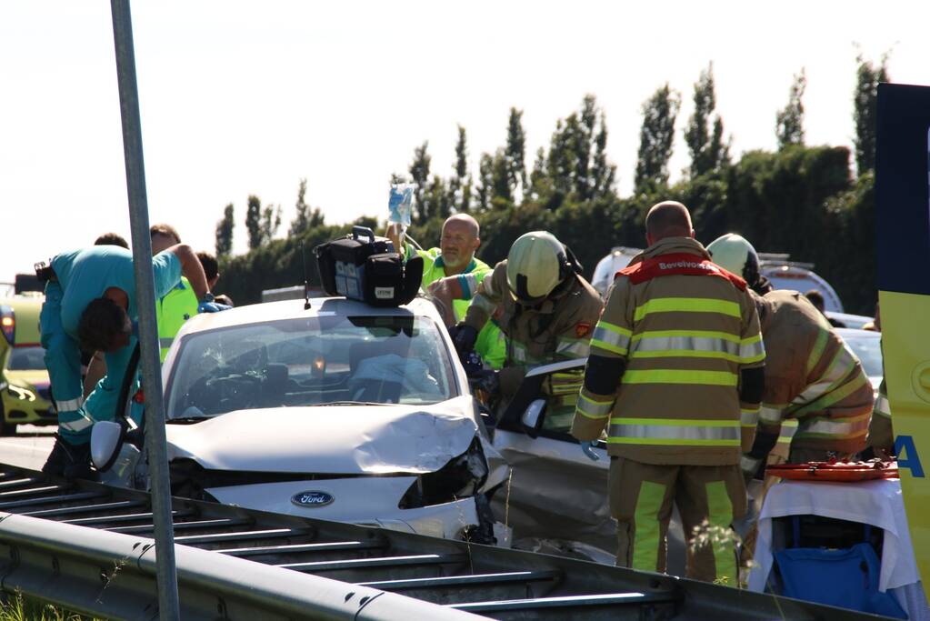 Snelweg dicht door aanrijding met meerdere voertuigen