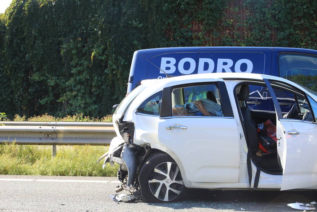 Snelweg dicht door aanrijding met meerdere voertuigen