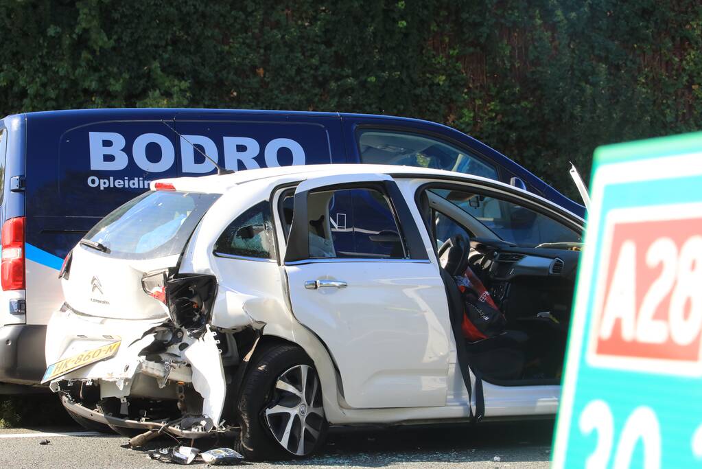 Snelweg dicht door aanrijding met meerdere voertuigen