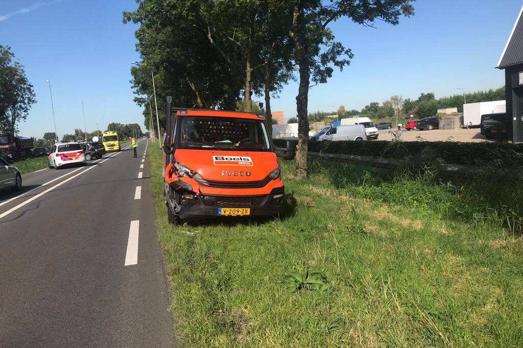 Weg afgesloten na flinke botsing