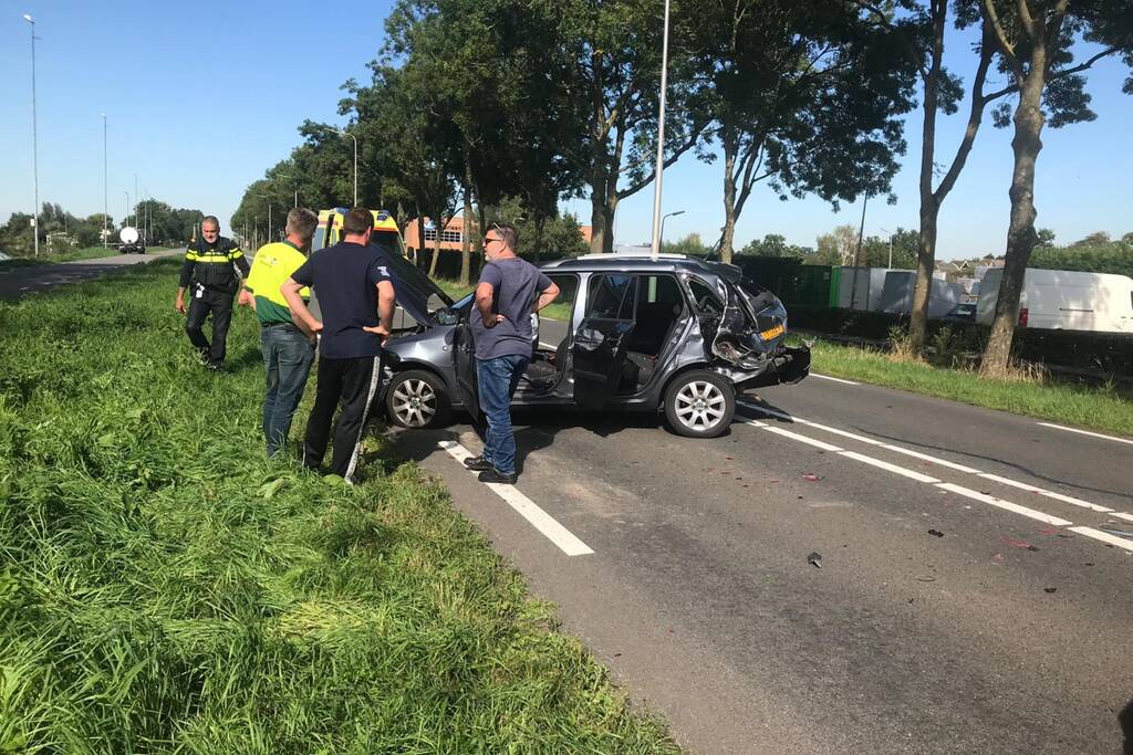 Weg afgesloten na flinke botsing