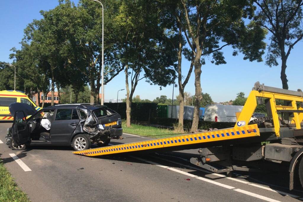 Weg afgesloten na flinke botsing