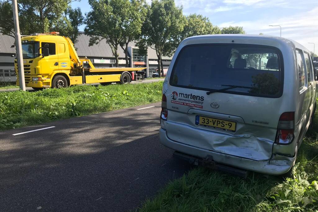 Weg afgesloten na flinke botsing