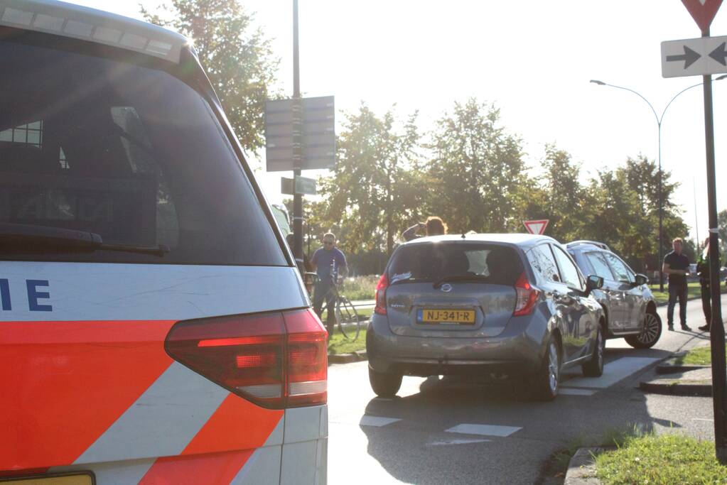 Overstekende fietser geschept door auto
