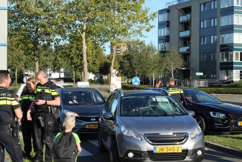 Overstekende fietser geschept door auto