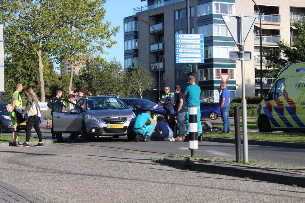 Overstekende fietser geschept door auto