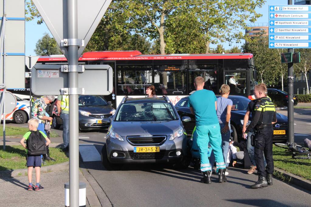 Overstekende fietser geschept door auto
