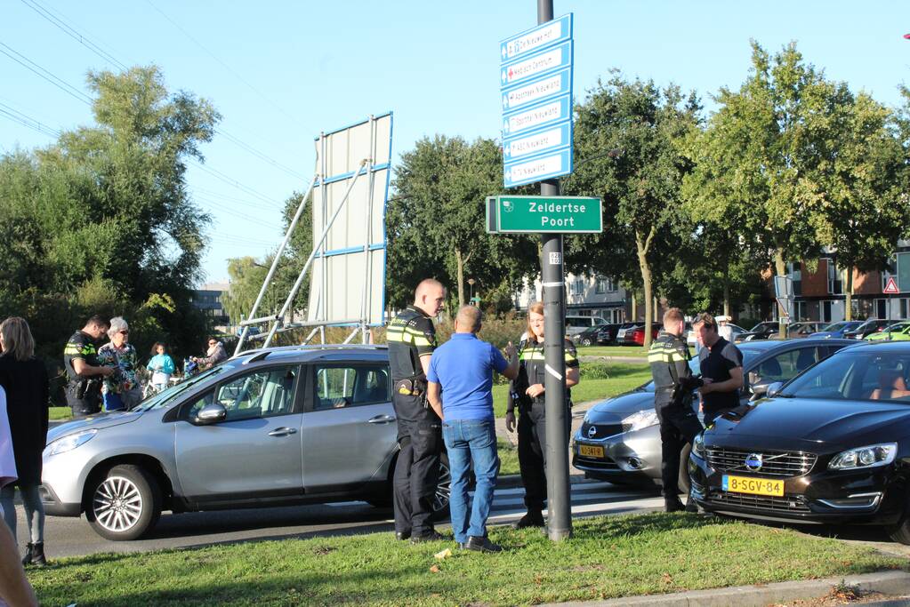 Overstekende fietser geschept door auto