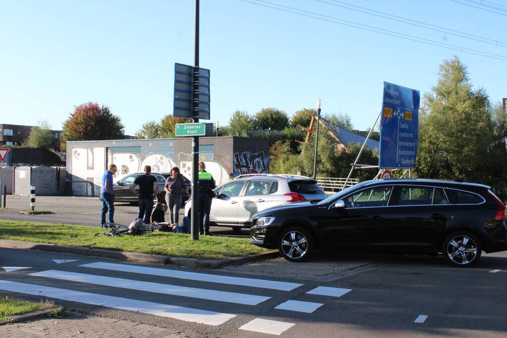 Overstekende fietser geschept door auto