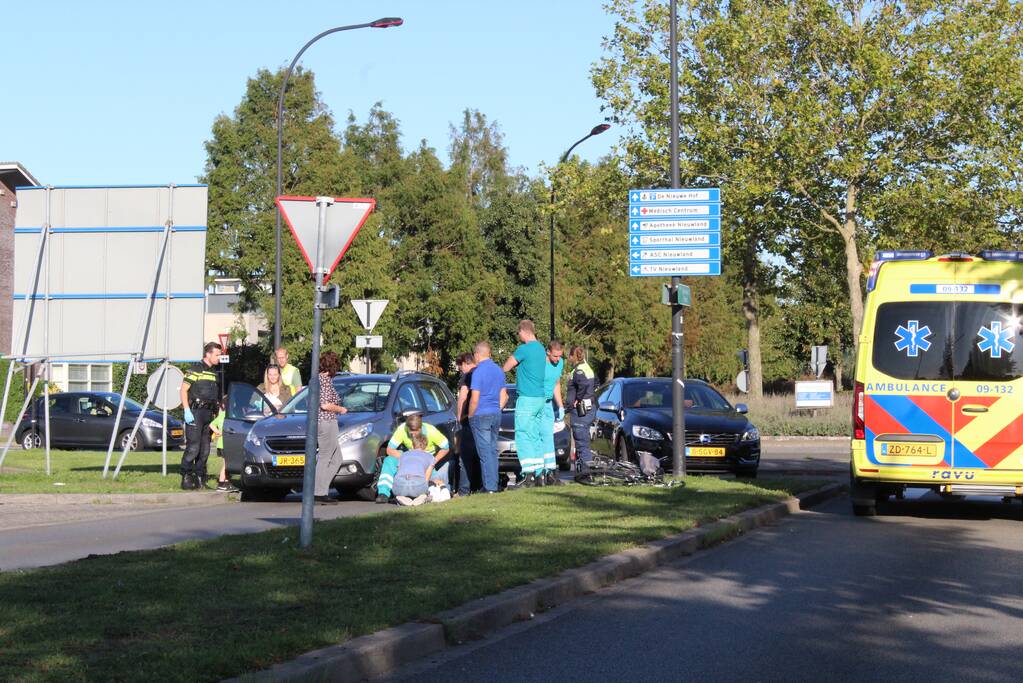 Overstekende fietser geschept door auto