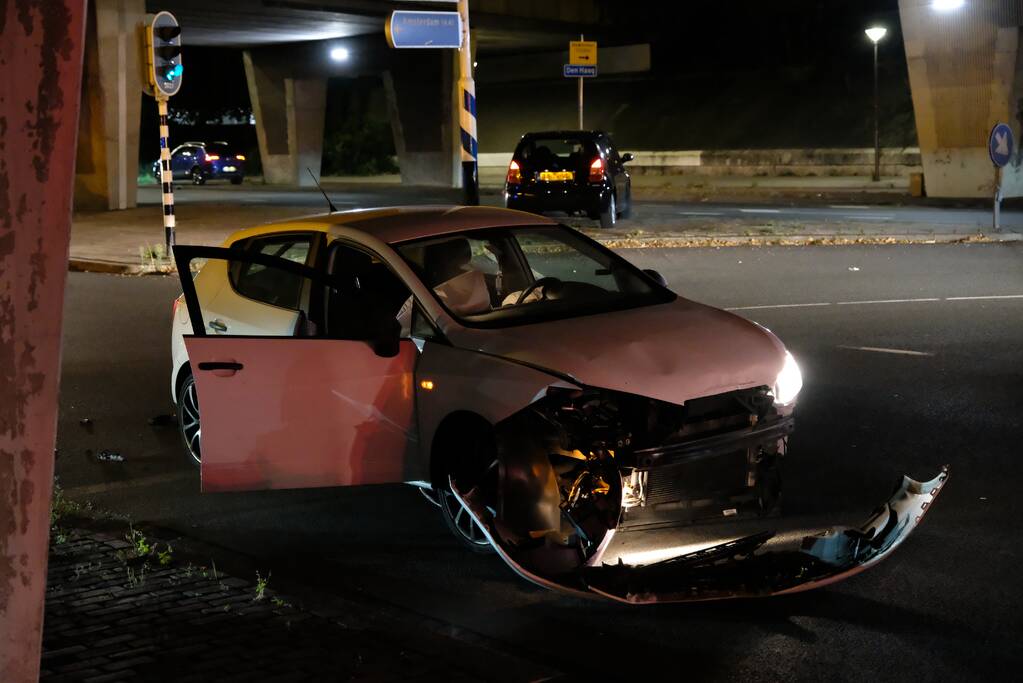 Auto belandt te water na aanrijding, een aanhouding