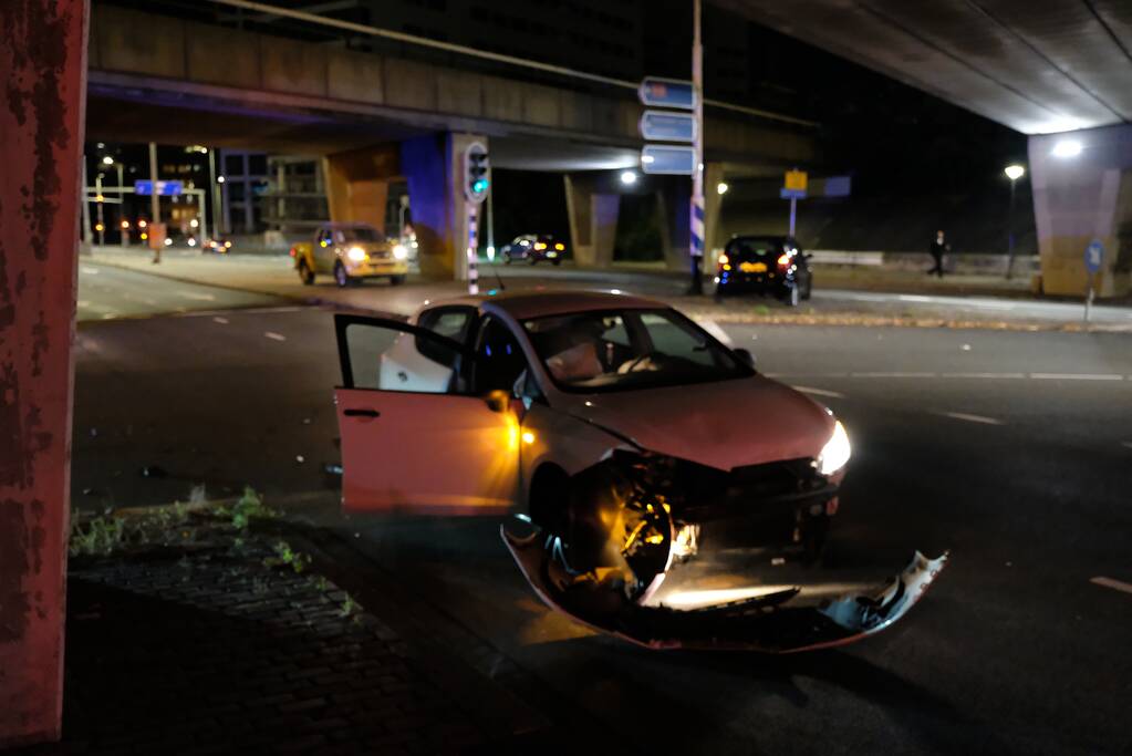 Auto belandt te water na aanrijding, een aanhouding