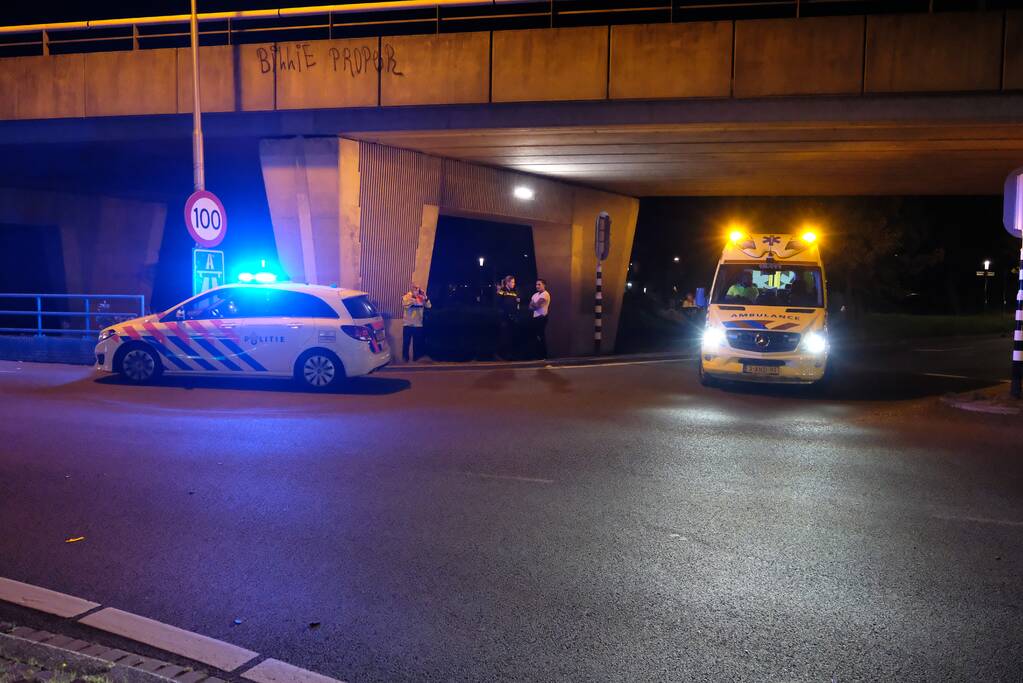 Auto belandt te water na aanrijding, een aanhouding