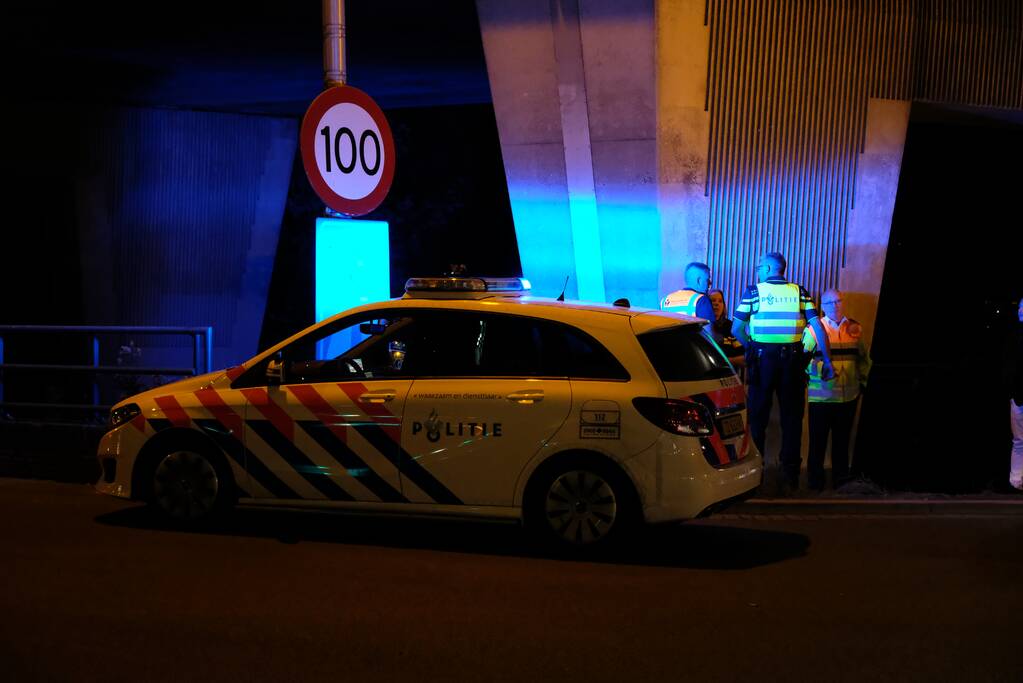 Auto belandt te water na aanrijding, een aanhouding
