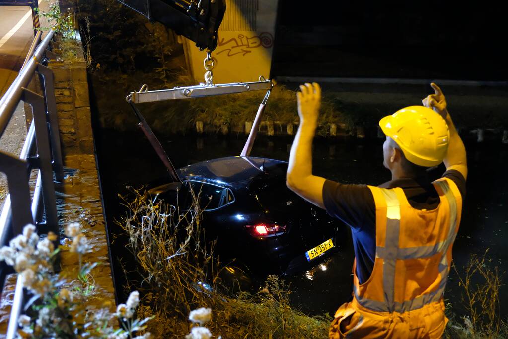 Auto belandt te water na aanrijding, een aanhouding