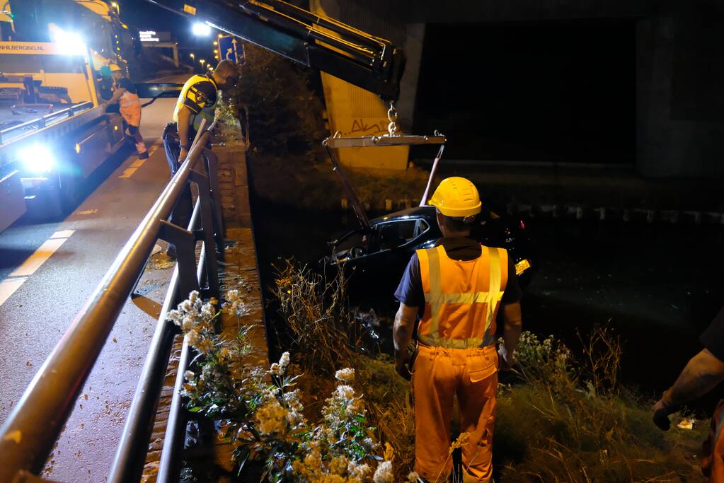 Auto belandt te water na aanrijding, een aanhouding