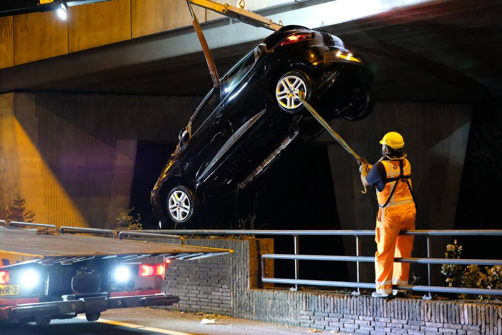 Auto belandt te water na aanrijding, een aanhouding
