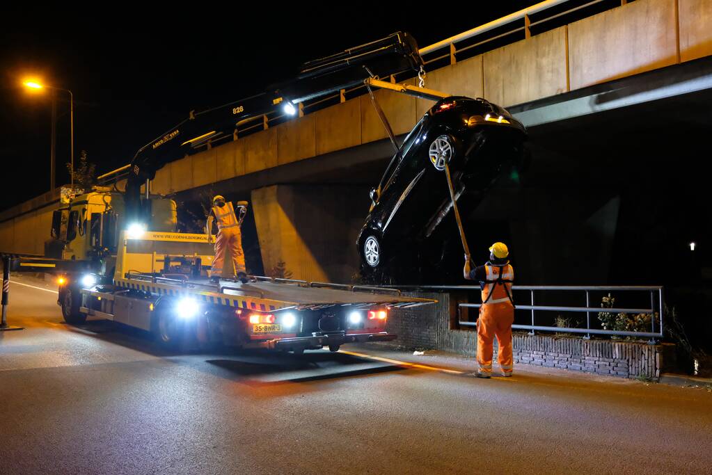 Auto belandt te water na aanrijding, een aanhouding