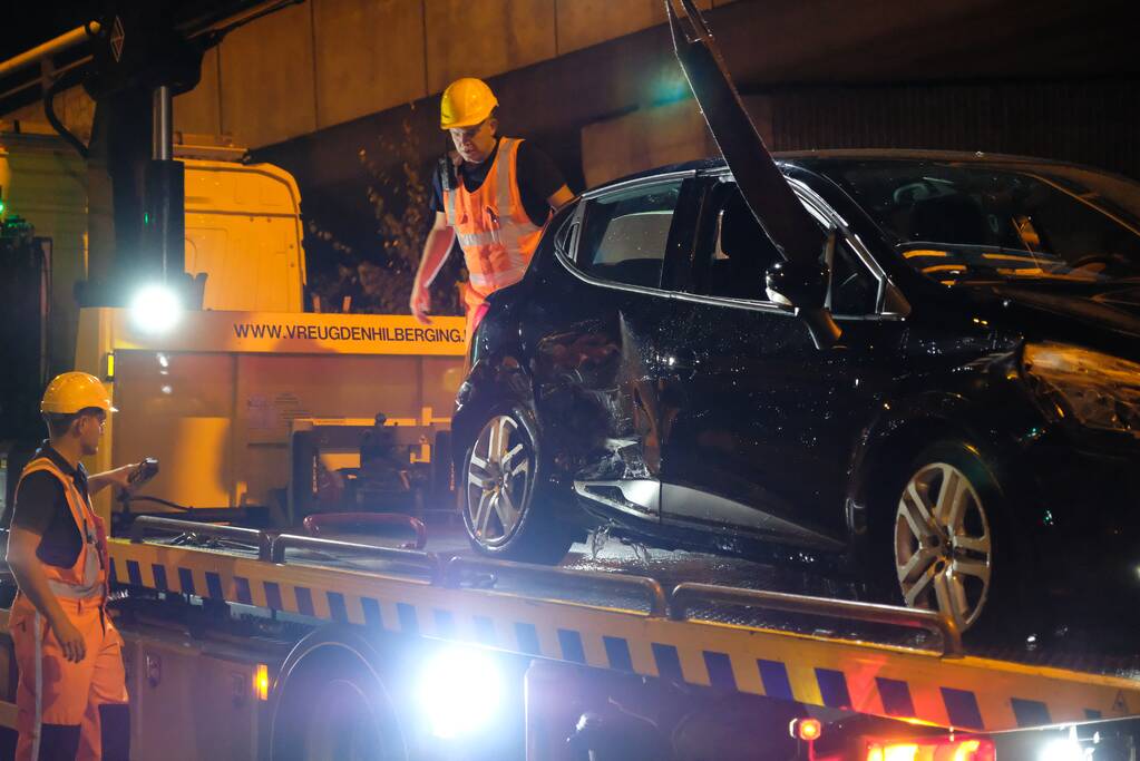 Auto belandt te water na aanrijding, een aanhouding