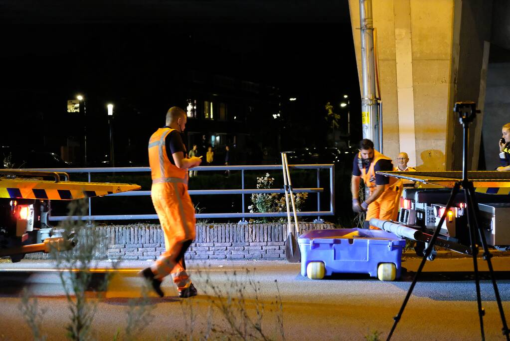 Auto belandt te water na aanrijding, een aanhouding