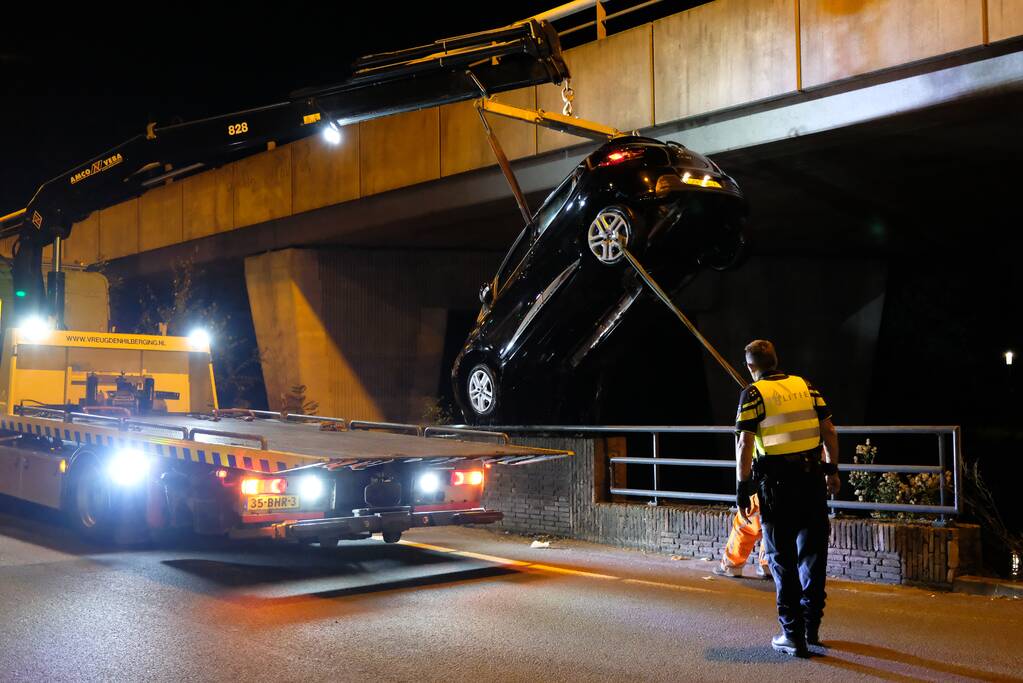 Auto belandt te water na aanrijding, een aanhouding