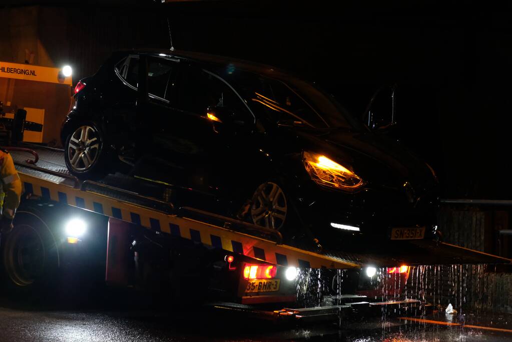 Auto belandt te water na aanrijding, een aanhouding