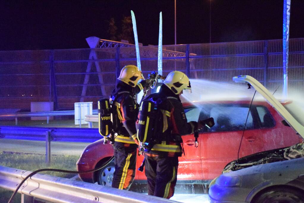 Omstanders blussen brandende auto