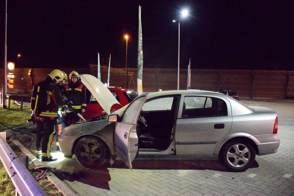 Omstanders blussen brandende auto