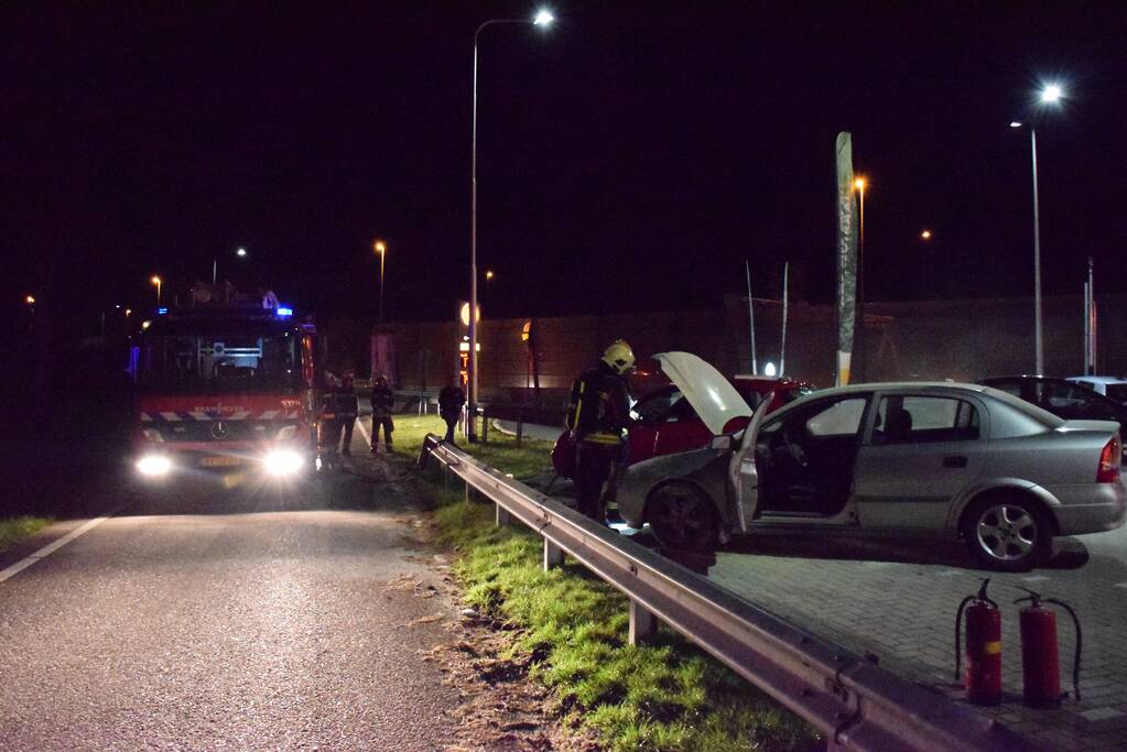 Omstanders blussen brandende auto