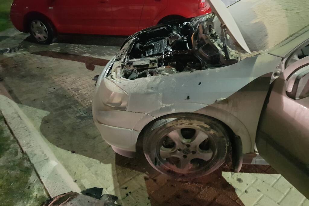 Omstanders blussen brandende auto