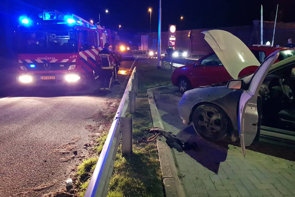 Omstanders blussen brandende auto