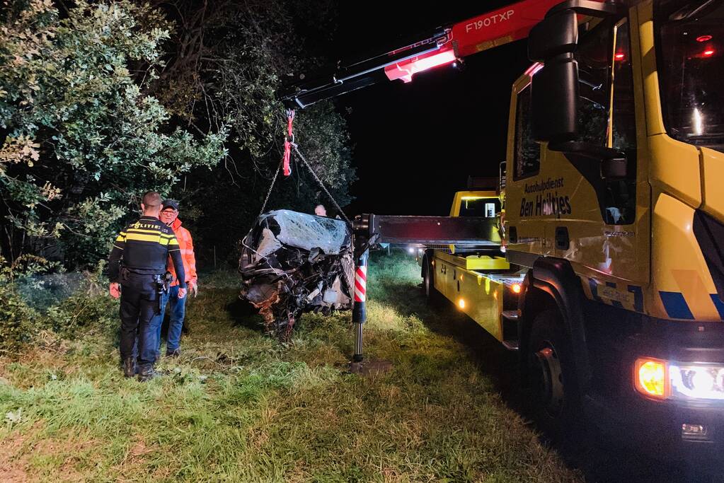 Auto verwoest na aanrijding met boom