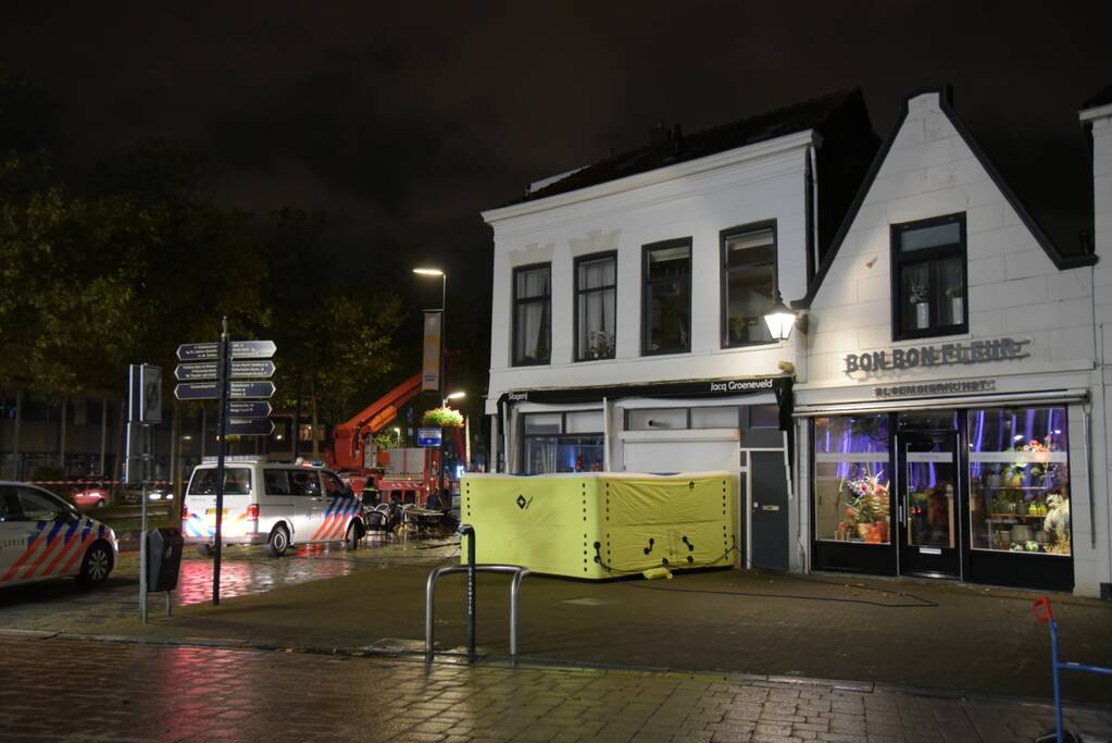 Brandweer haalt man van dak woningen