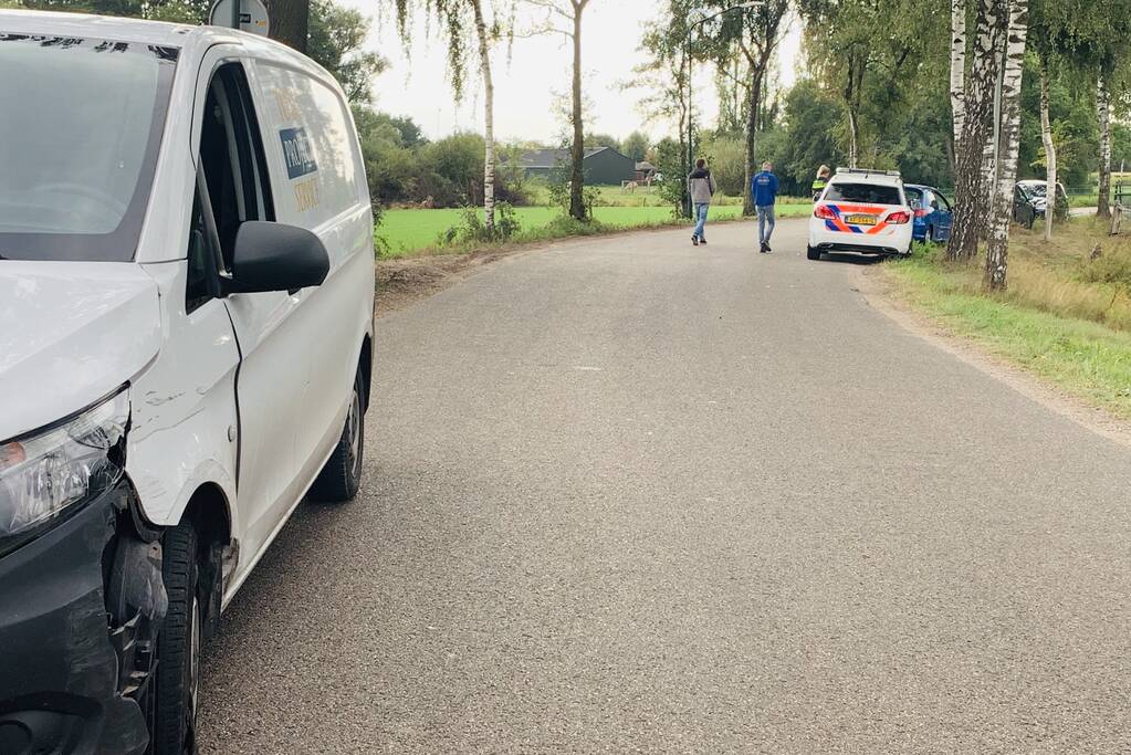 Bestelbus botst in flank van auto