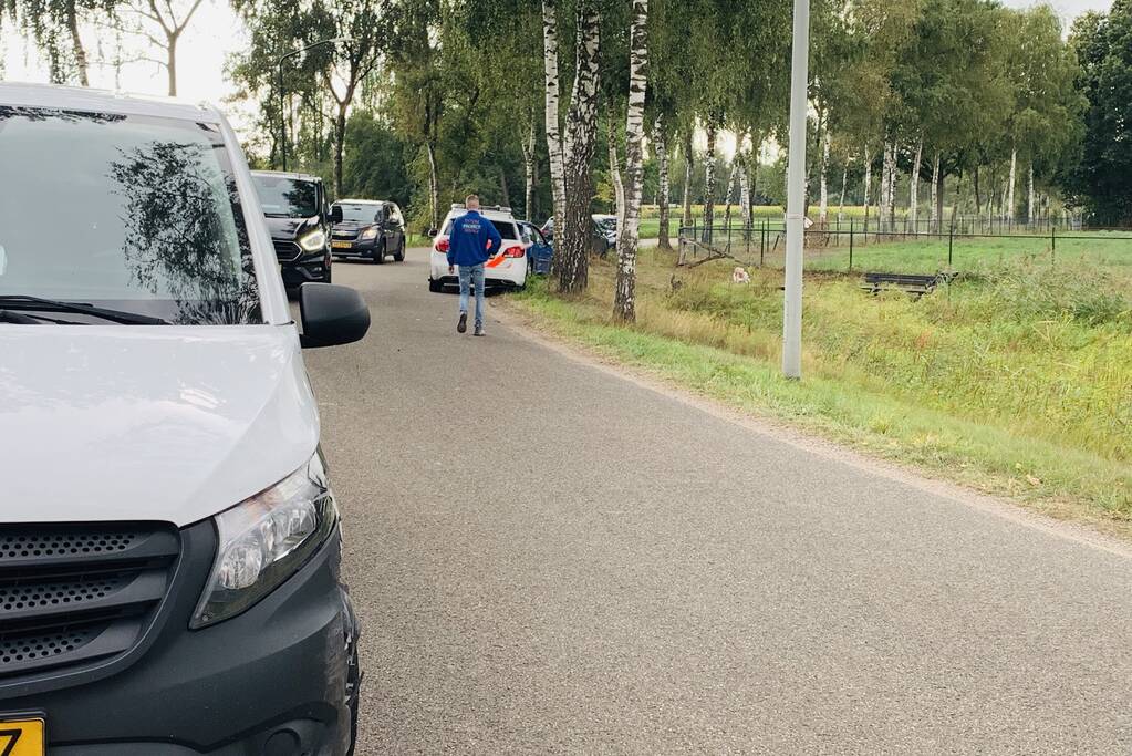Bestelbus botst in flank van auto