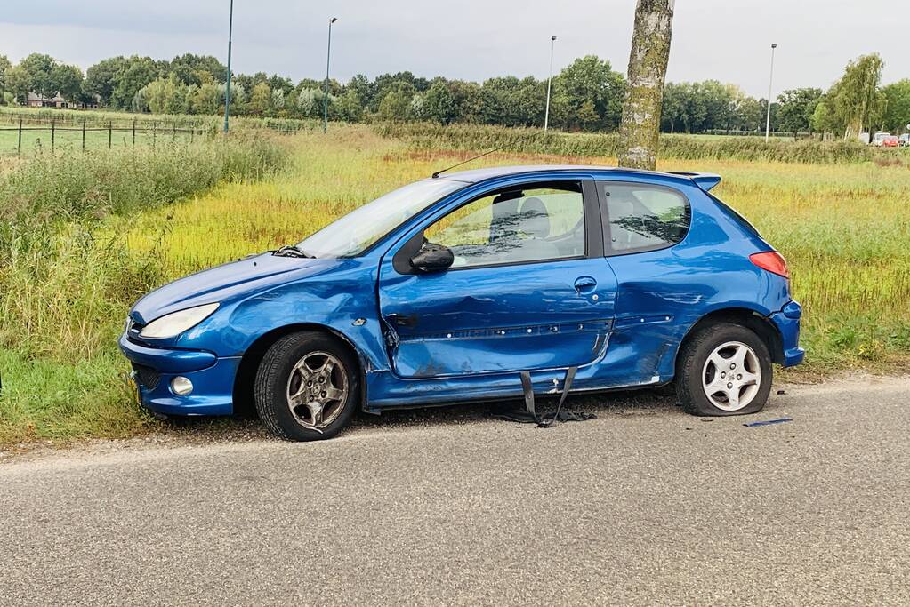 Bestelbus botst in flank van auto