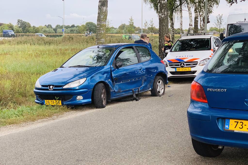 Bestelbus botst in flank van auto