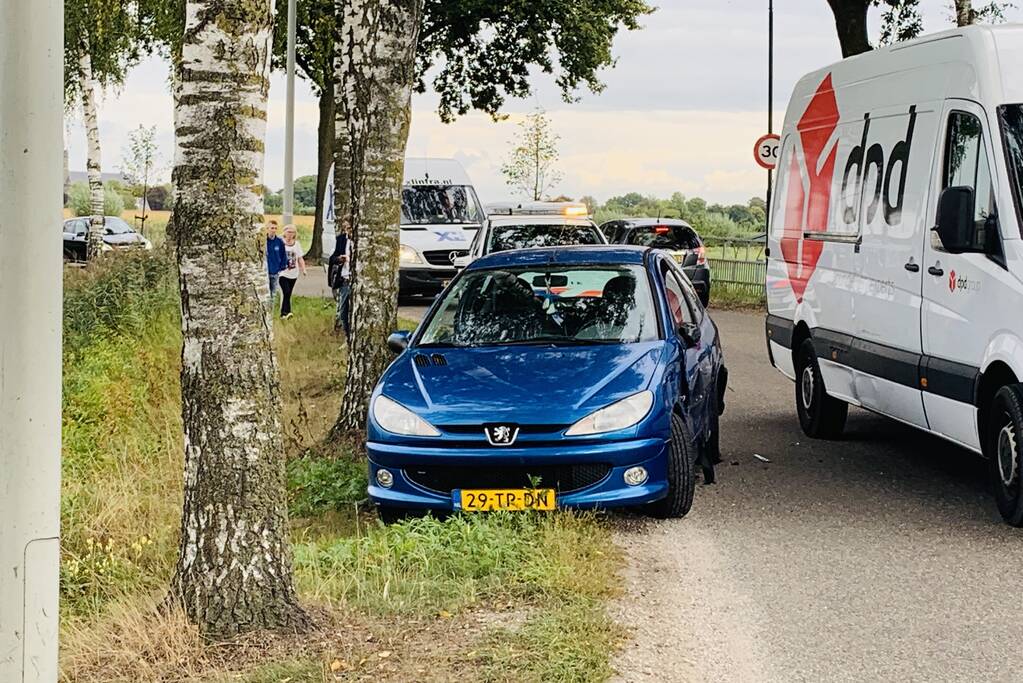 Bestelbus botst in flank van auto