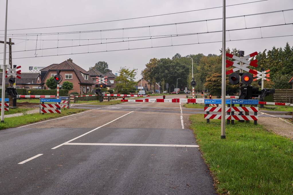 Levensgevaarlijke actie bij bewaakte spoorwegovergang