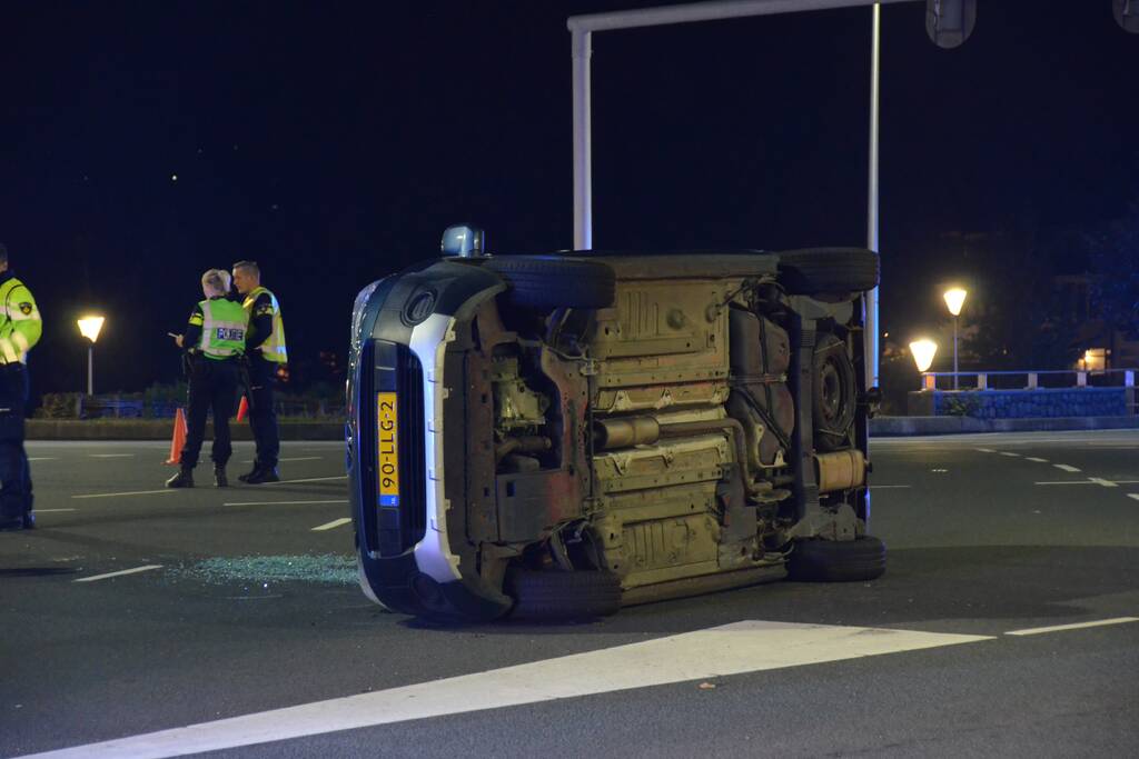 Auto belandt op zijkant na ongeval