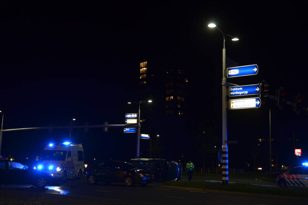 Auto belandt op zijkant na ongeval